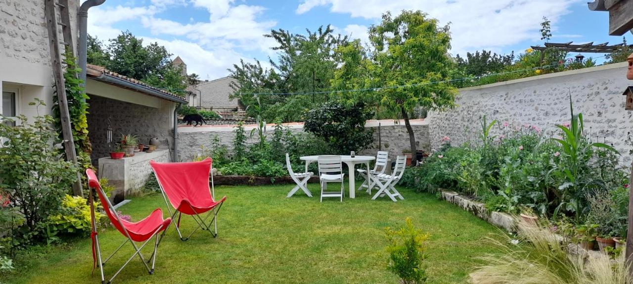 Suite De Charme Dans Une Maison Charentaise Cozes Exterior photo